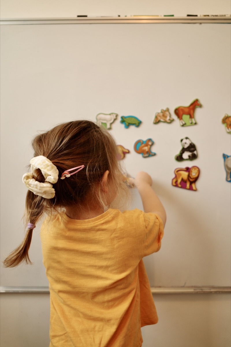 ילדה מתבוננת בלוח עזרי המחשה בקליניקה
